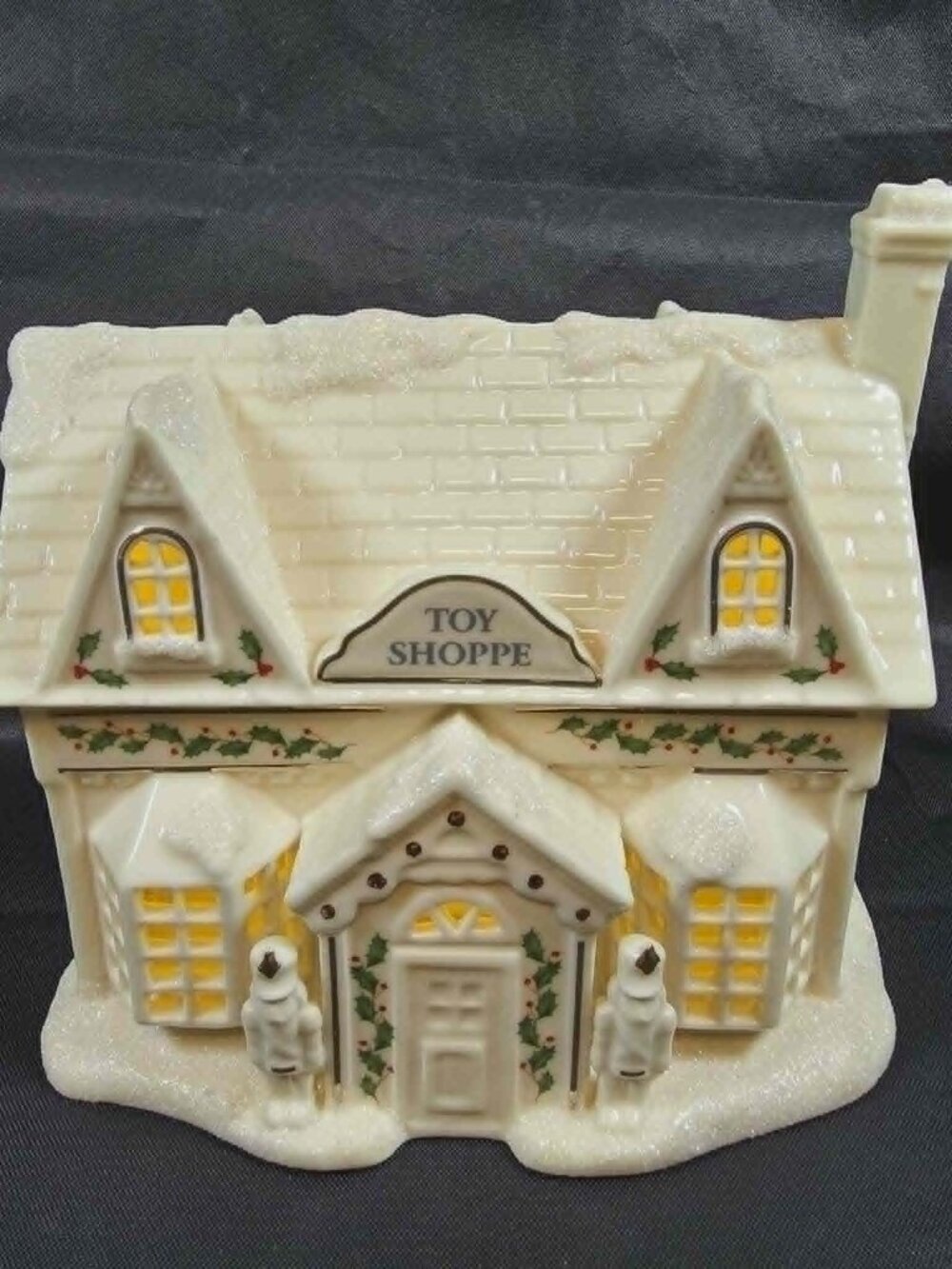 LENOX CHRISTMAS VILLAGE TOY SHOPPE LIGHTED SNOW 815555